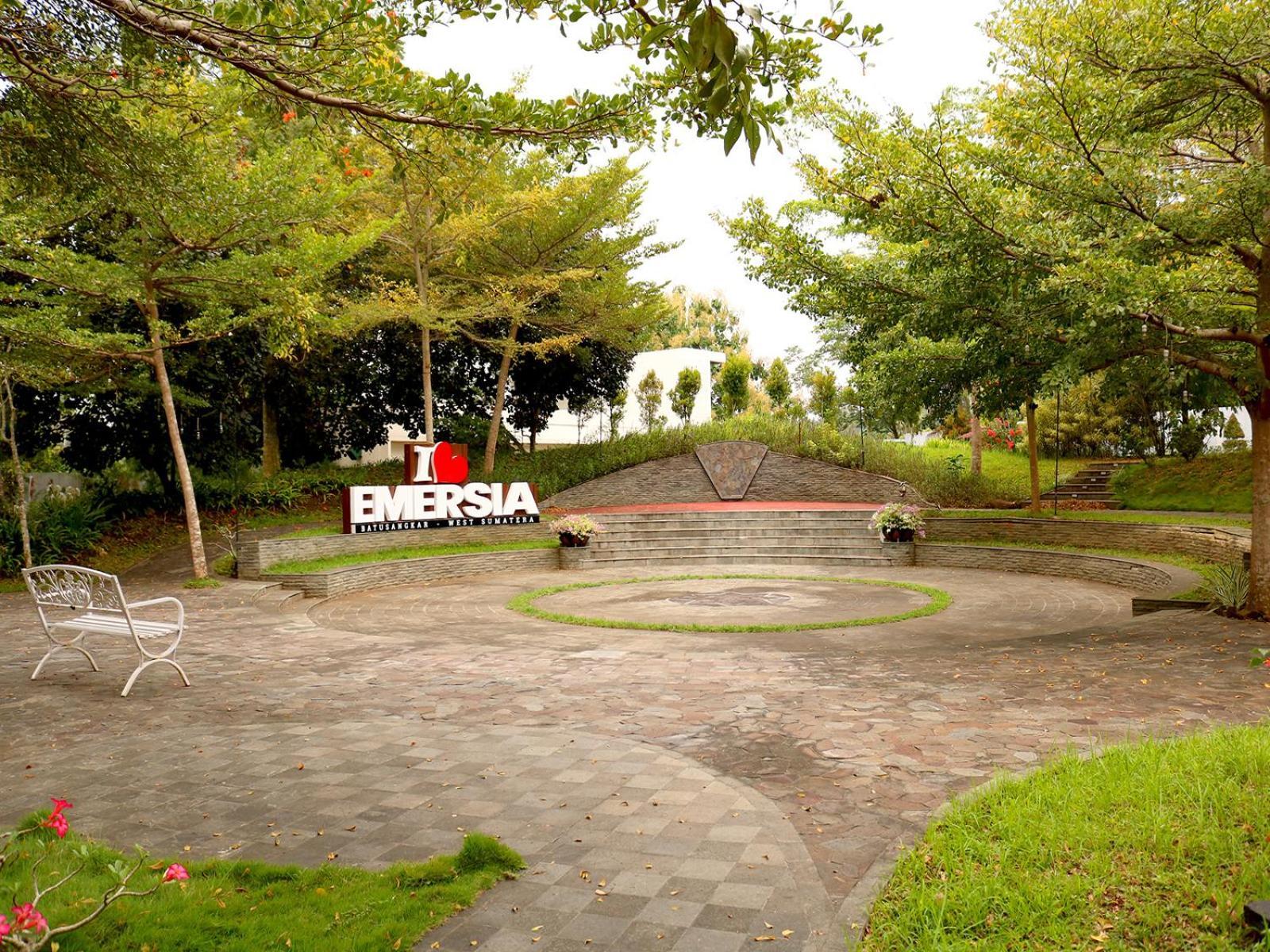 Emersia Hotel & Resort Batusangkar Luaran gambar